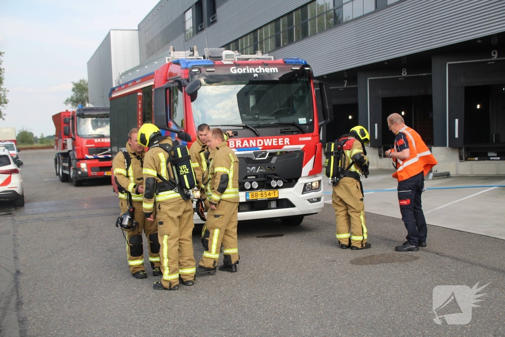 Voertuig in brand in bedrijfspand