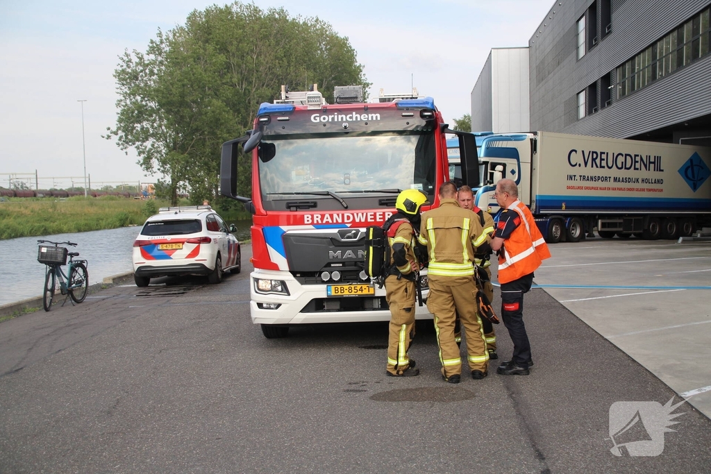 Voertuig in brand in bedrijfspand