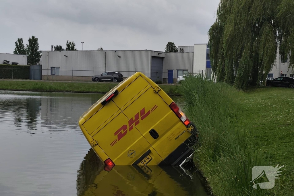 DHL bezorgbus raakt te water