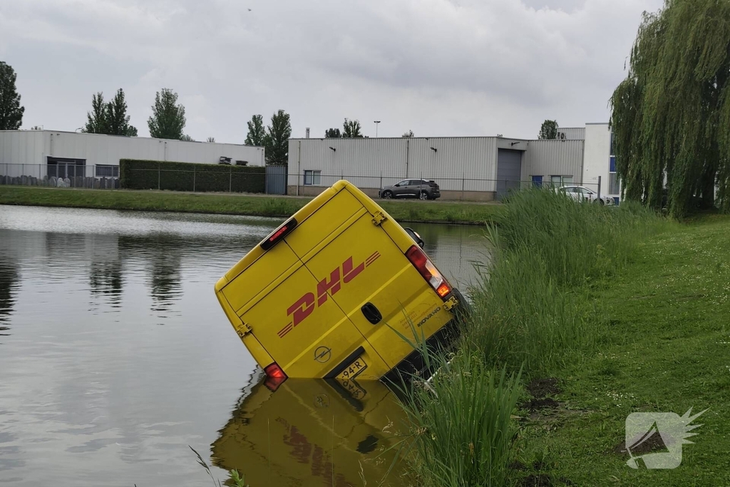 DHL bezorgbus raakt te water