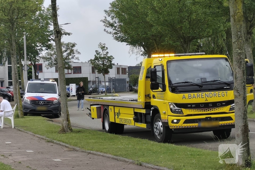DHL bezorgbus raakt te water