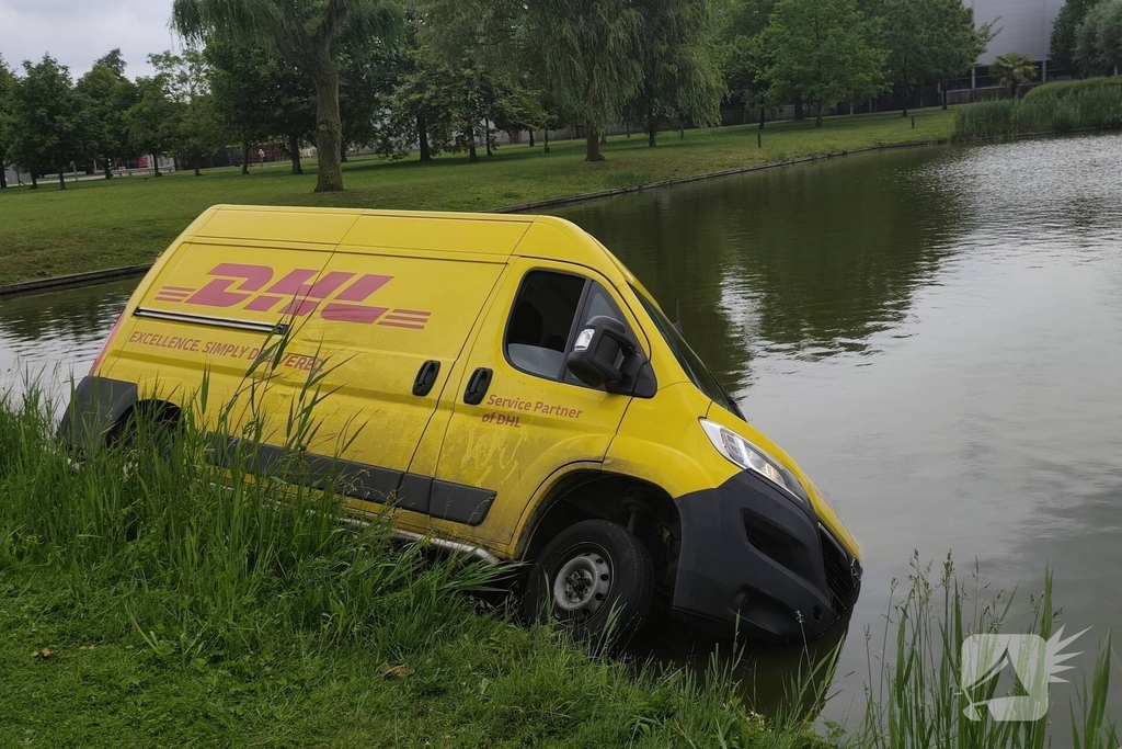 DHL bezorgbus raakt te water