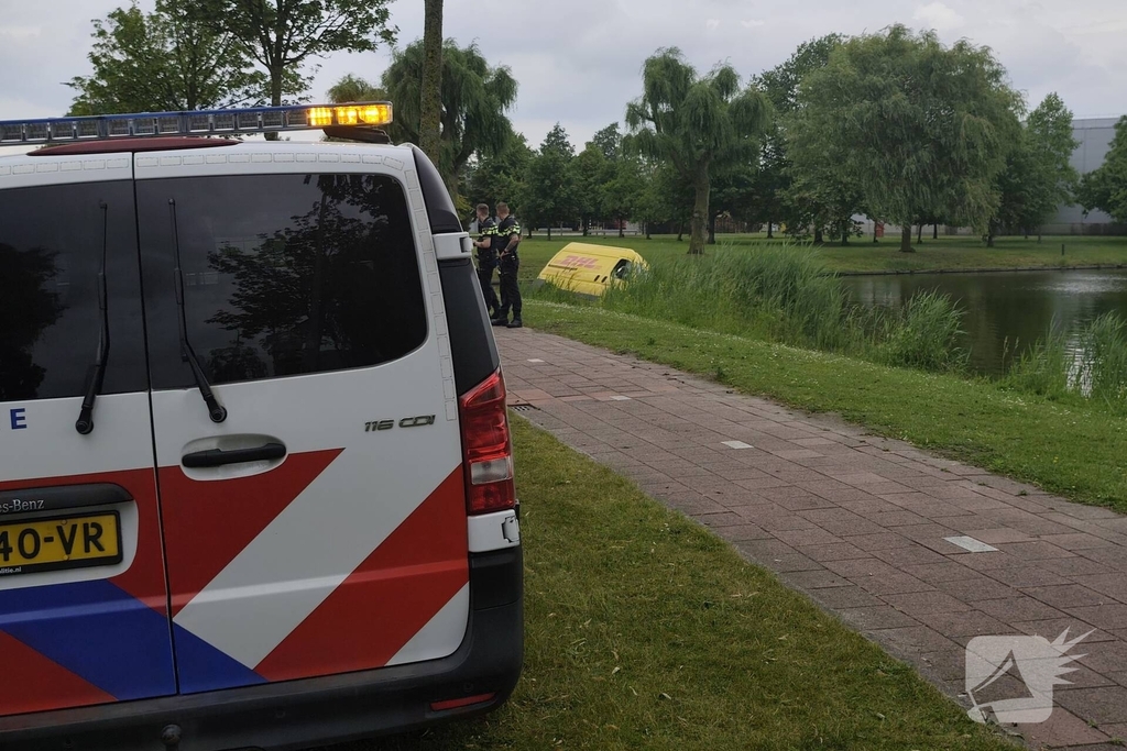DHL bezorgbus raakt te water