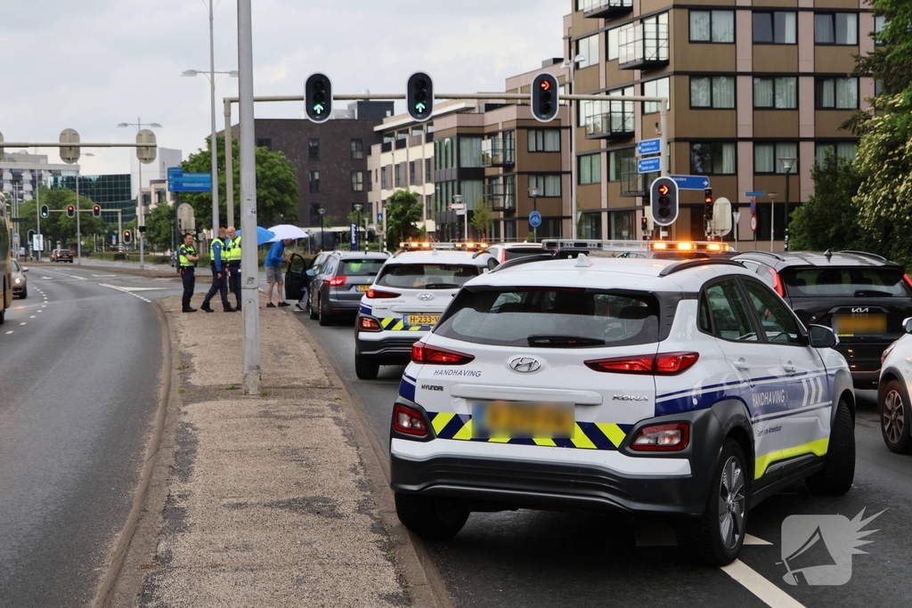 Botsing tussen twee voertuigen op drukke weg