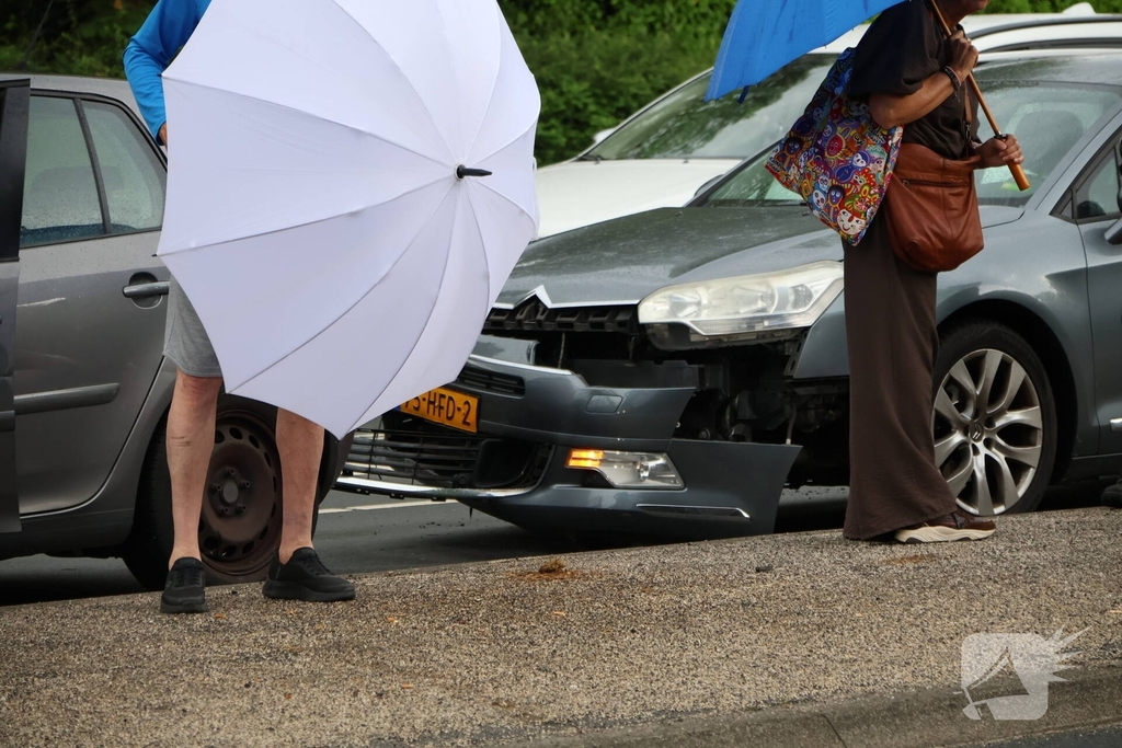 Botsing tussen twee voertuigen op drukke weg
