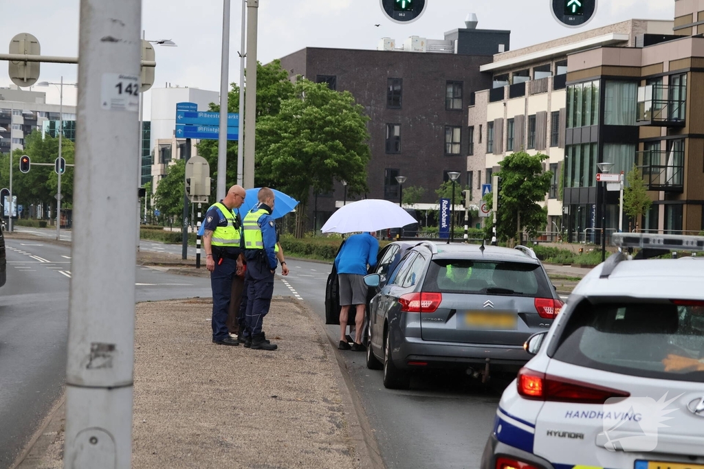 Botsing tussen twee voertuigen op drukke weg
