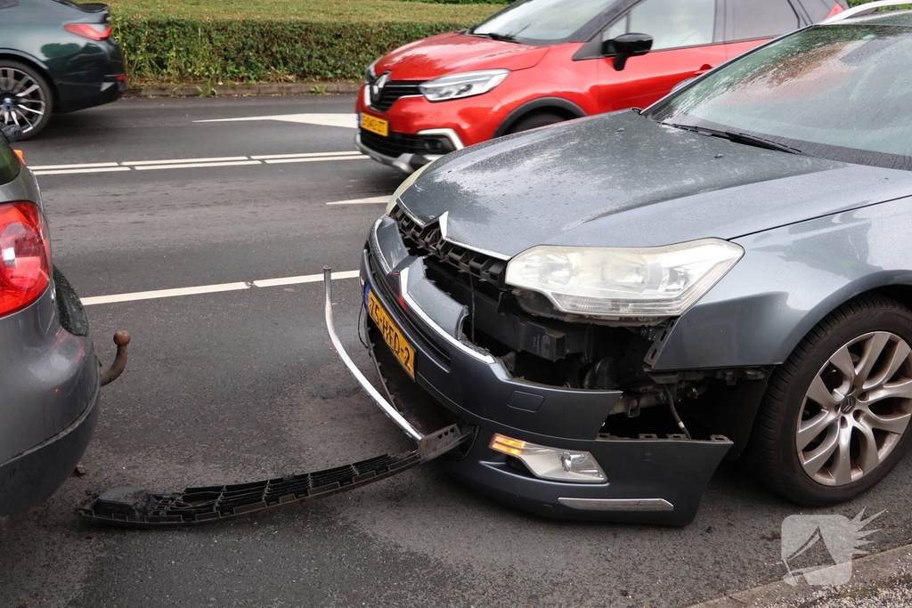 Botsing tussen twee voertuigen op drukke weg