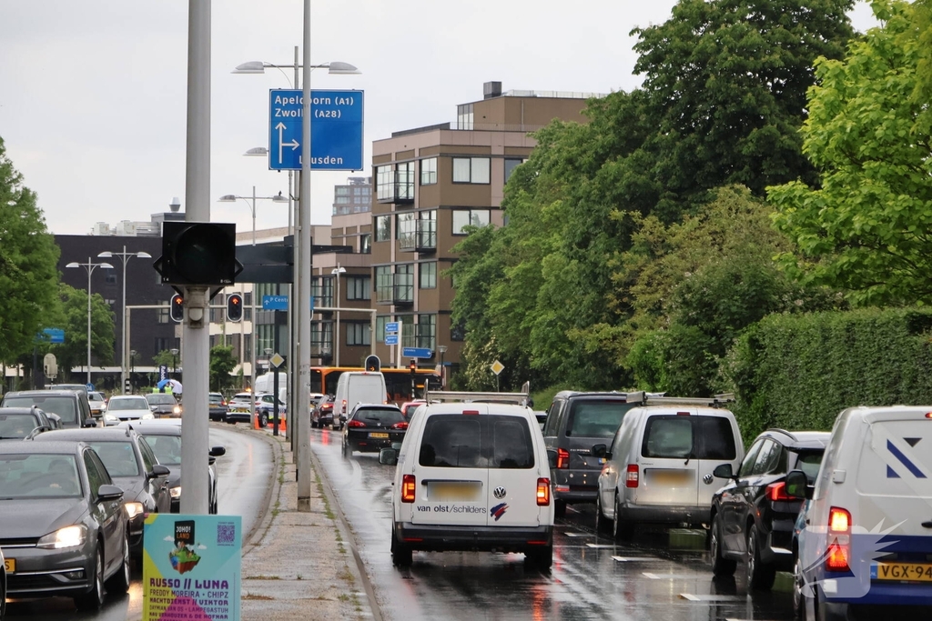 Botsing tussen twee voertuigen op drukke weg