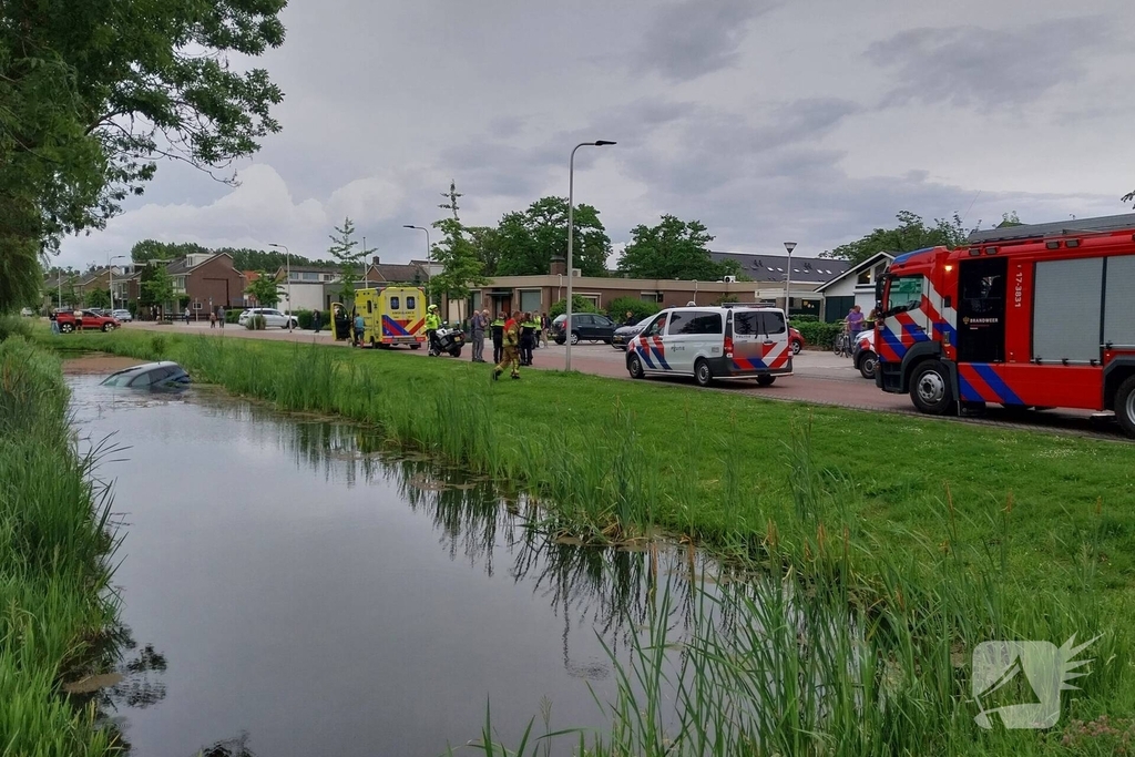 Geen gewonden bij voertuig te water