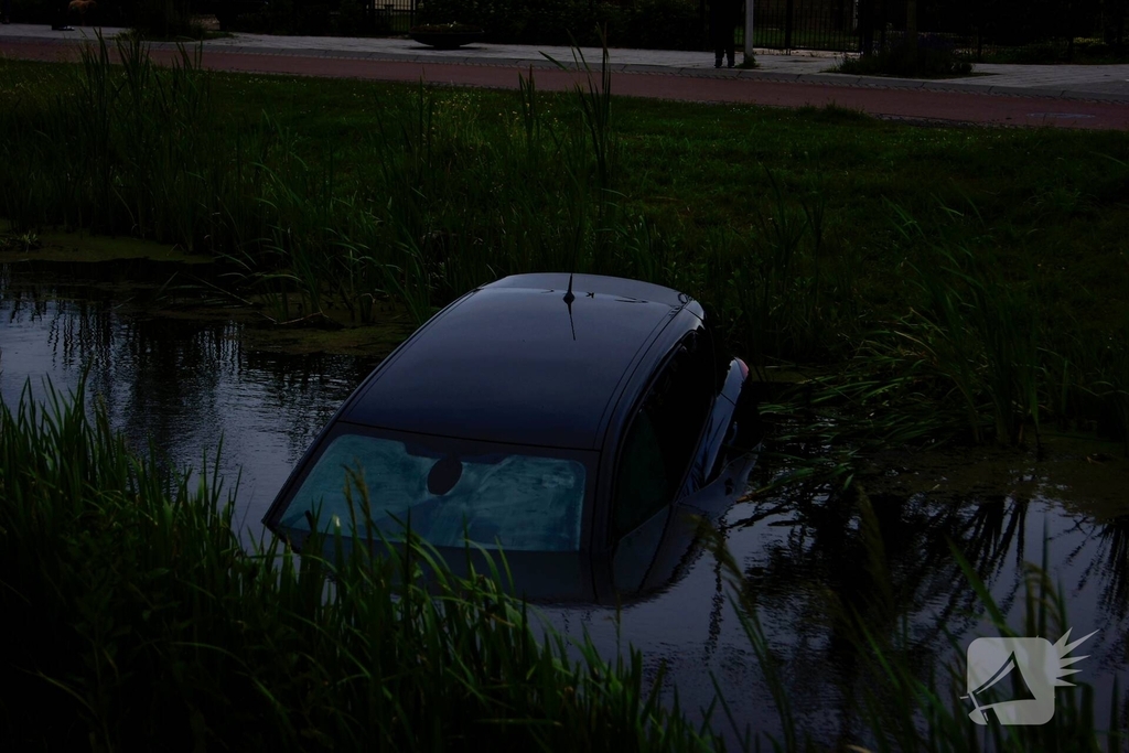 Geen gewonden bij voertuig te water