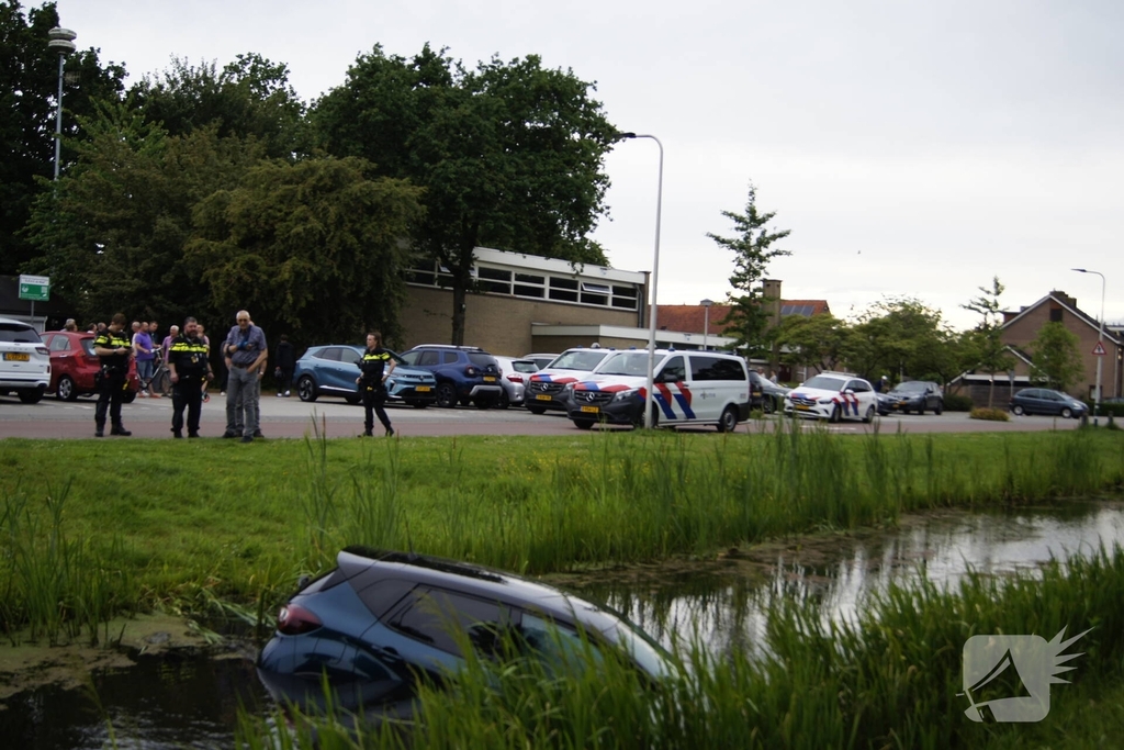 Geen gewonden bij voertuig te water
