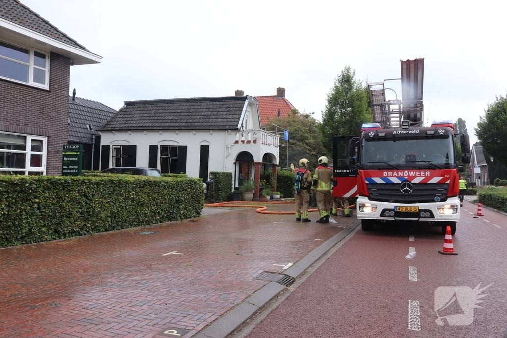 Brand op dak van woning