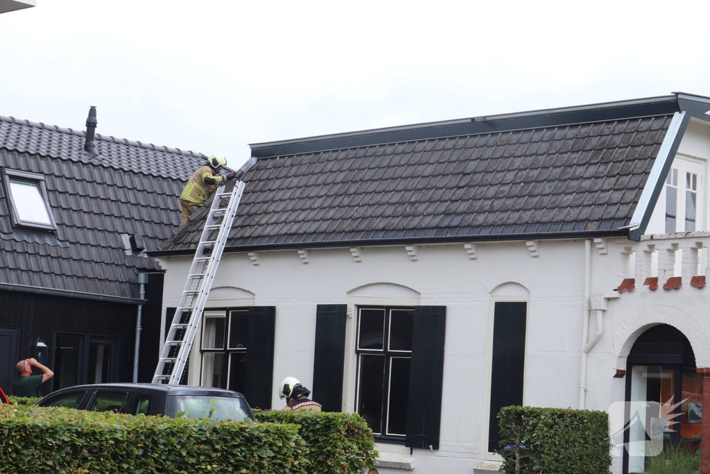 Brand op dak van woning