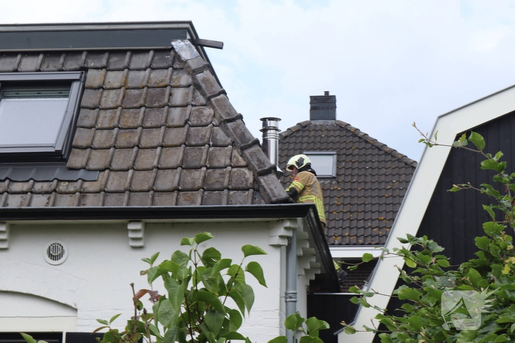 Brand op dak van woning