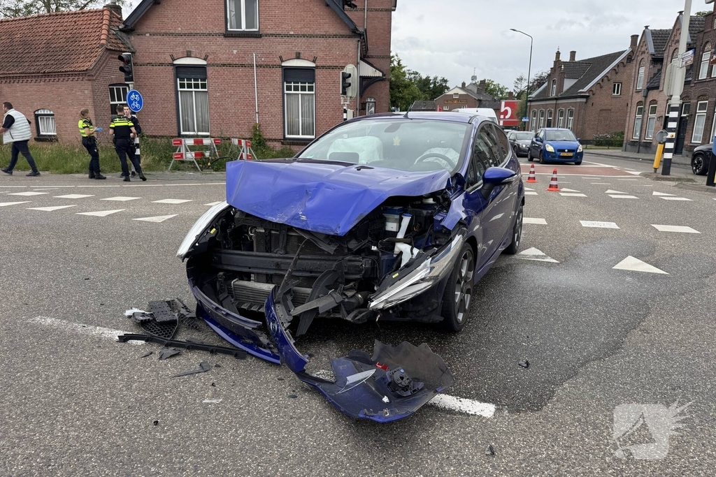Botsing tussen twee auto's in Aarle-Rixtel