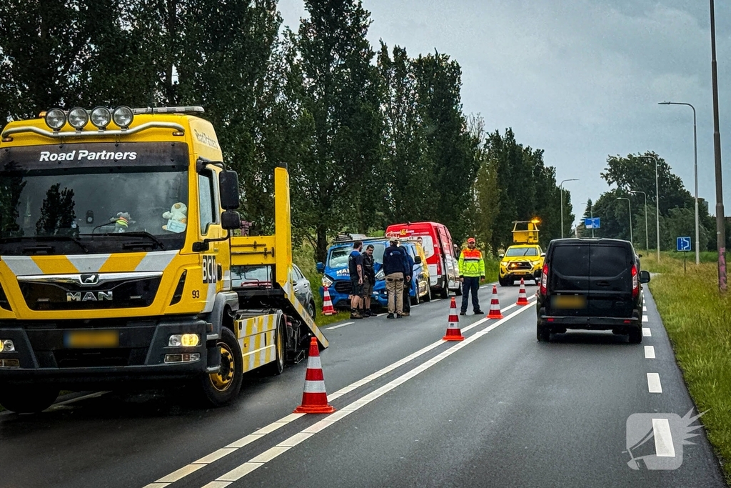 Ongeval met meerdere voertuigen op drukke weg