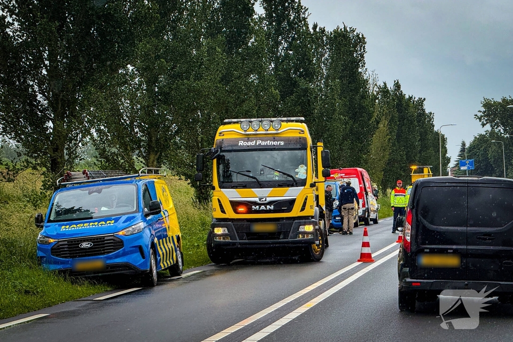 Ongeval met meerdere voertuigen op drukke weg