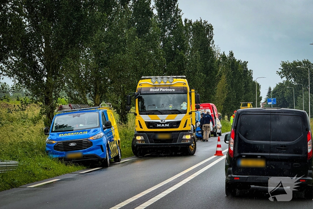 Ongeval met meerdere voertuigen op drukke weg