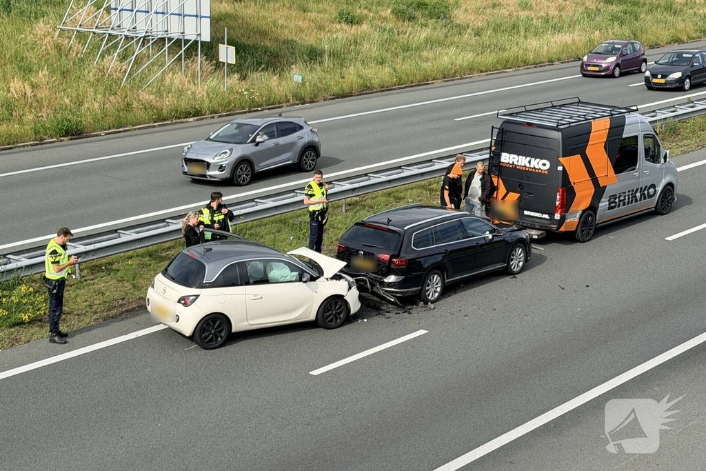 Ongeval met drie auto's op snelweg