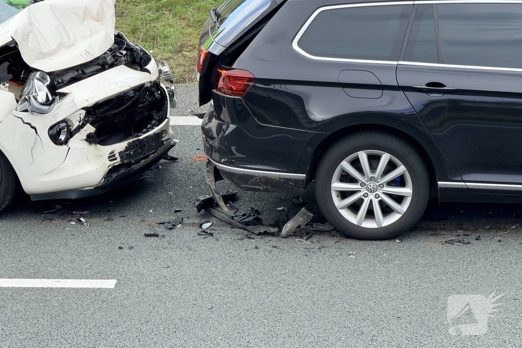 Ongeval met drie auto's op snelweg