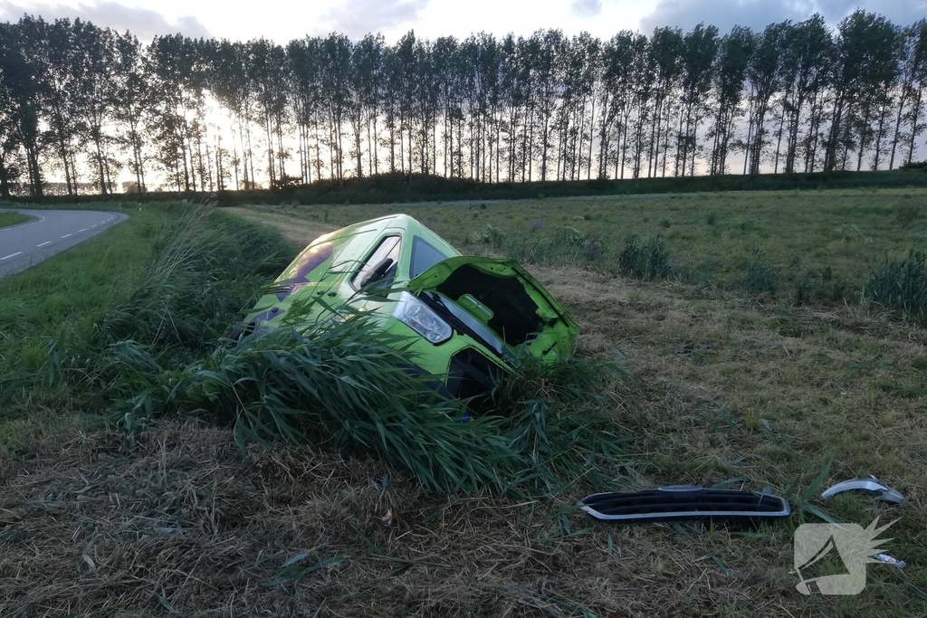 Bus vliegt uit de bocht en belandt in sloot
