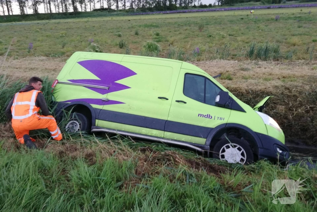 Bus vliegt uit de bocht en belandt in sloot