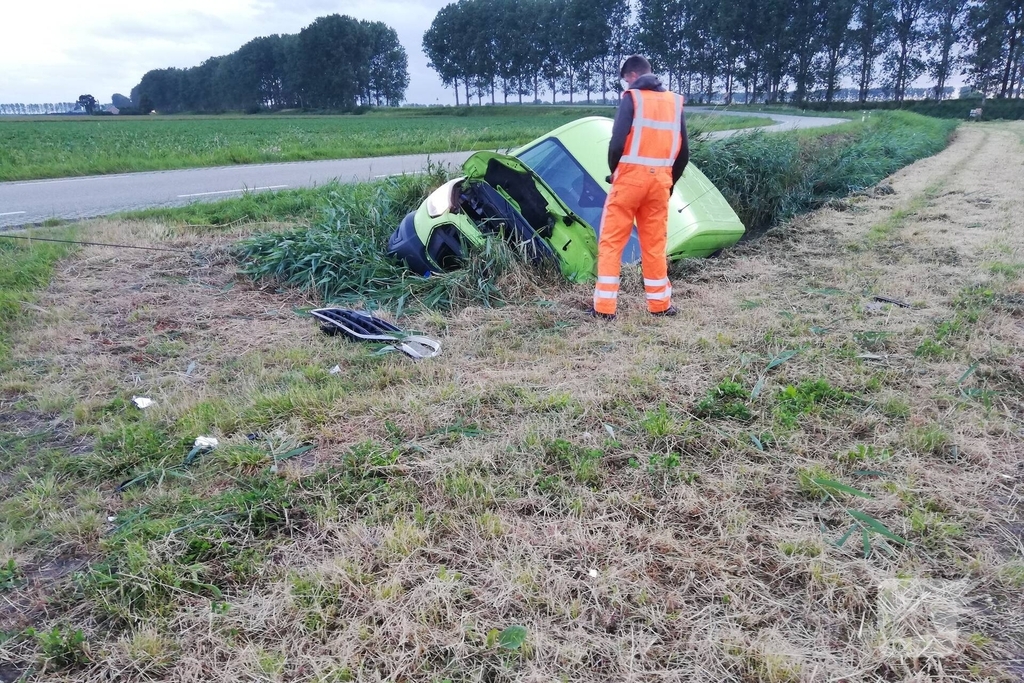 Bus vliegt uit de bocht en belandt in sloot