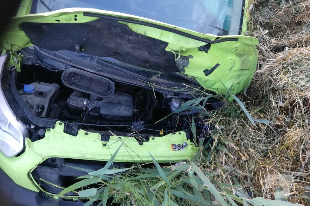 Bus vliegt uit de bocht en belandt in sloot