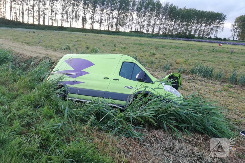 Bus vliegt uit de bocht en belandt in sloot