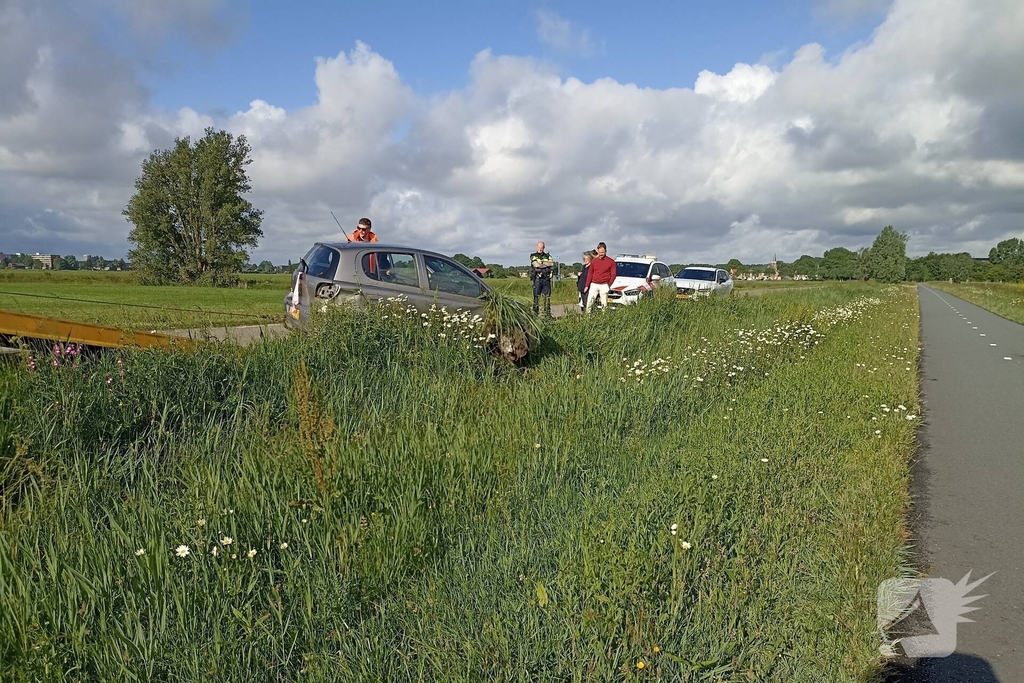 Auto belandt in greppel na ongeval