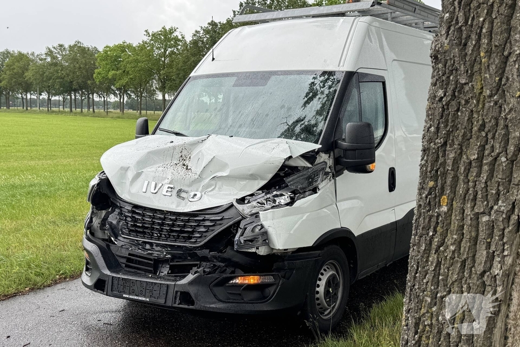 Bestelbus botst op vrachtwagen