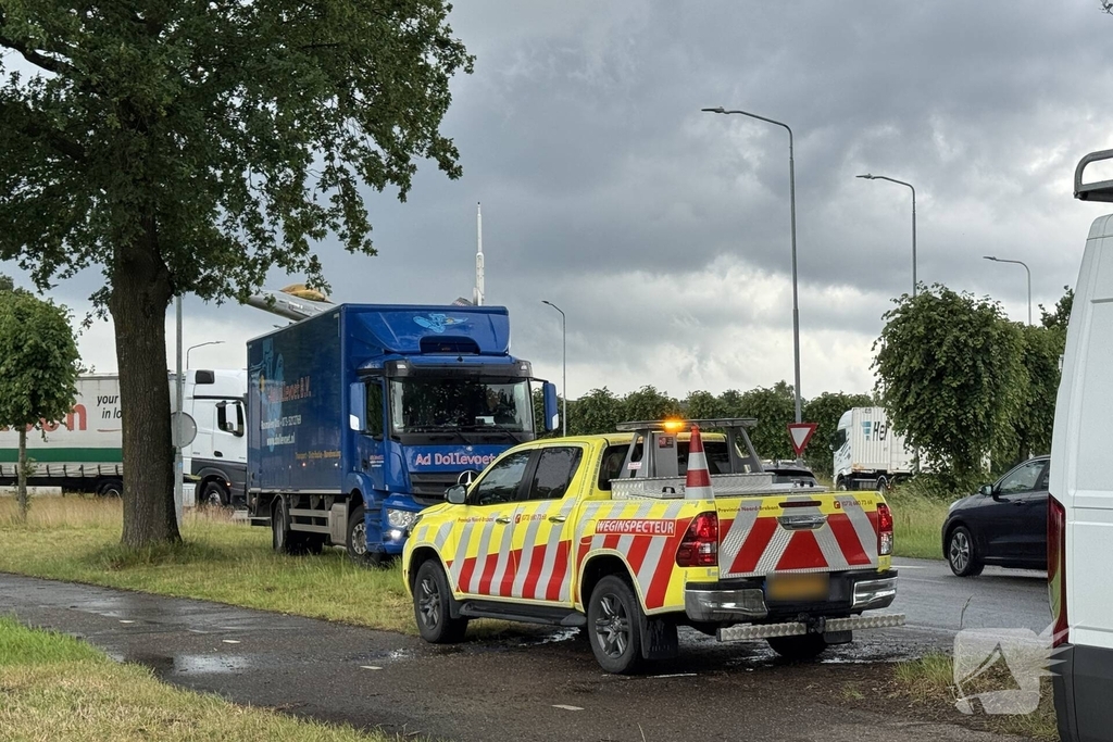 Bestelbus botst op vrachtwagen