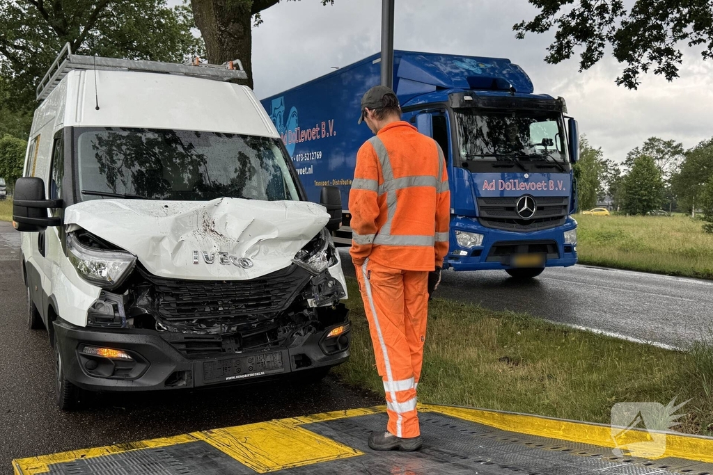 Bestelbus botst op vrachtwagen