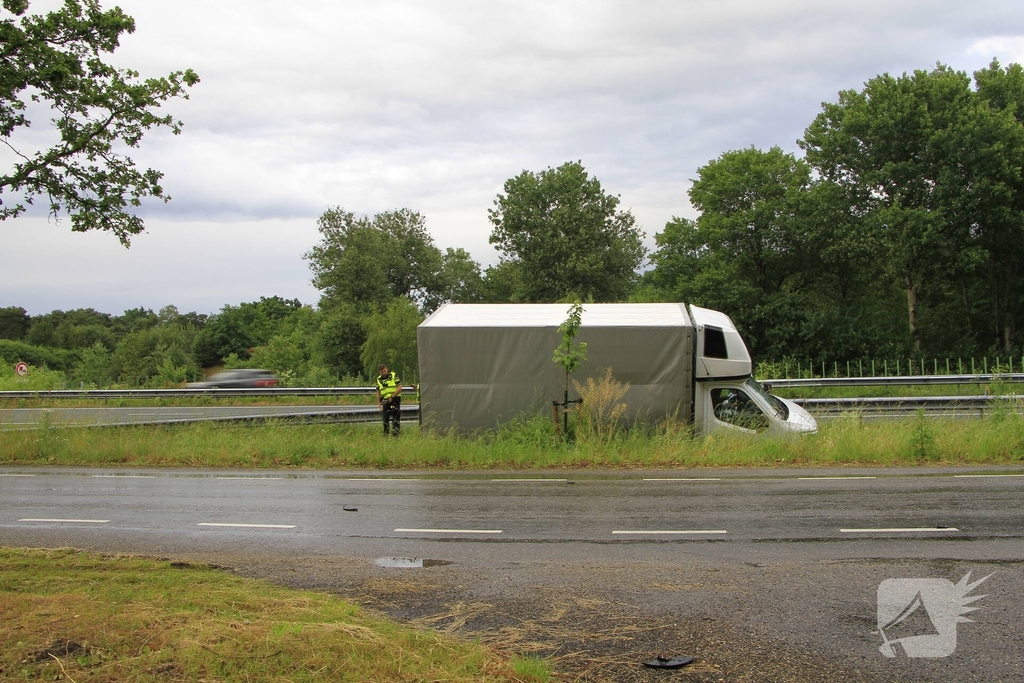 Bakwagen belandt in sloot na uit de bocht vliegen