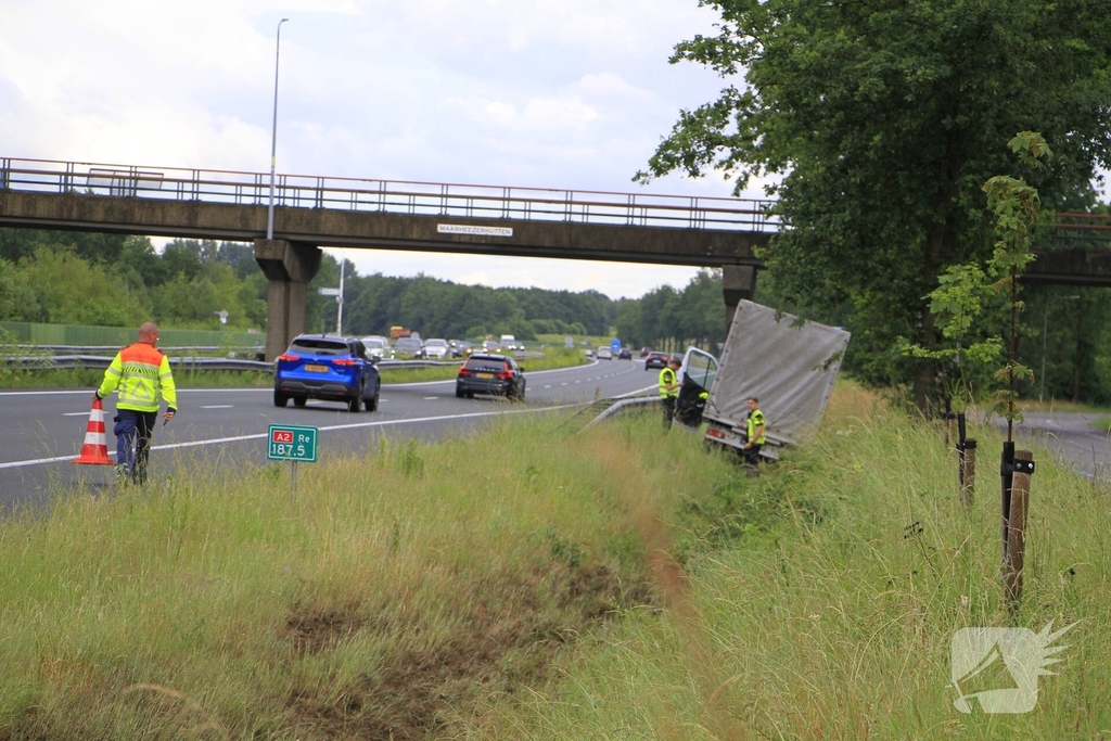 Bakwagen belandt in sloot na uit de bocht vliegen
