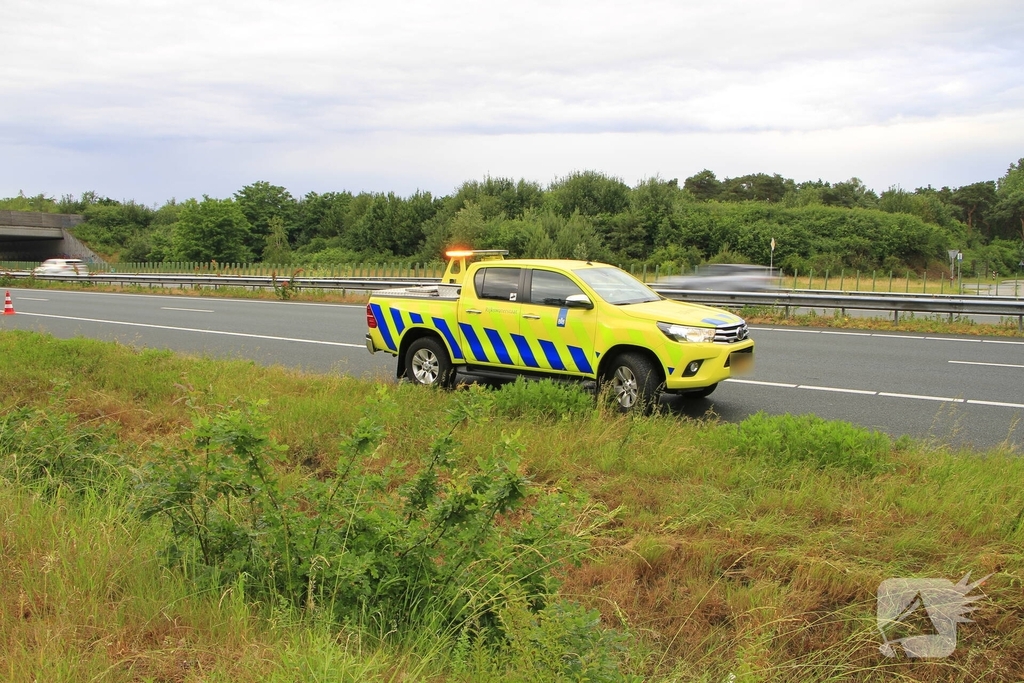 Bakwagen belandt in sloot na uit de bocht vliegen