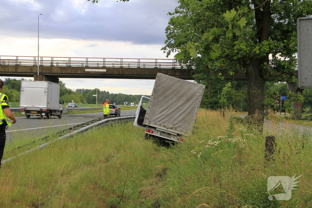 Bakwagen belandt in sloot na uit de bocht vliegen