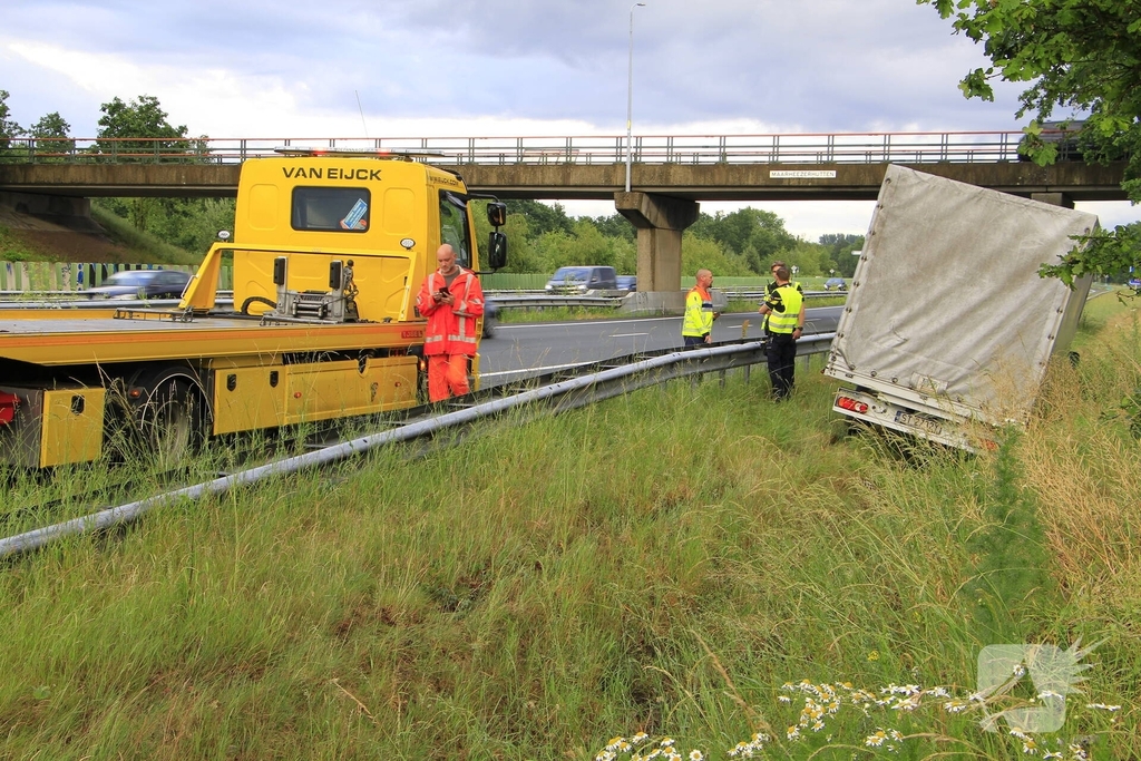 Bakwagen belandt in sloot na uit de bocht vliegen
