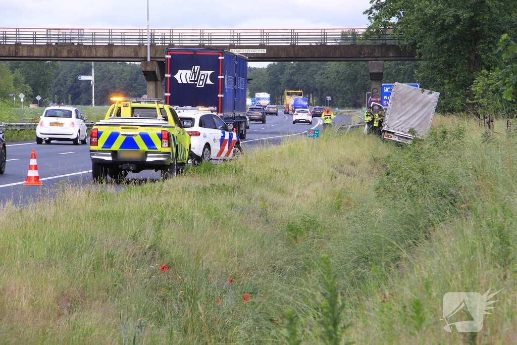 Bakwagen belandt in sloot na uit de bocht vliegen