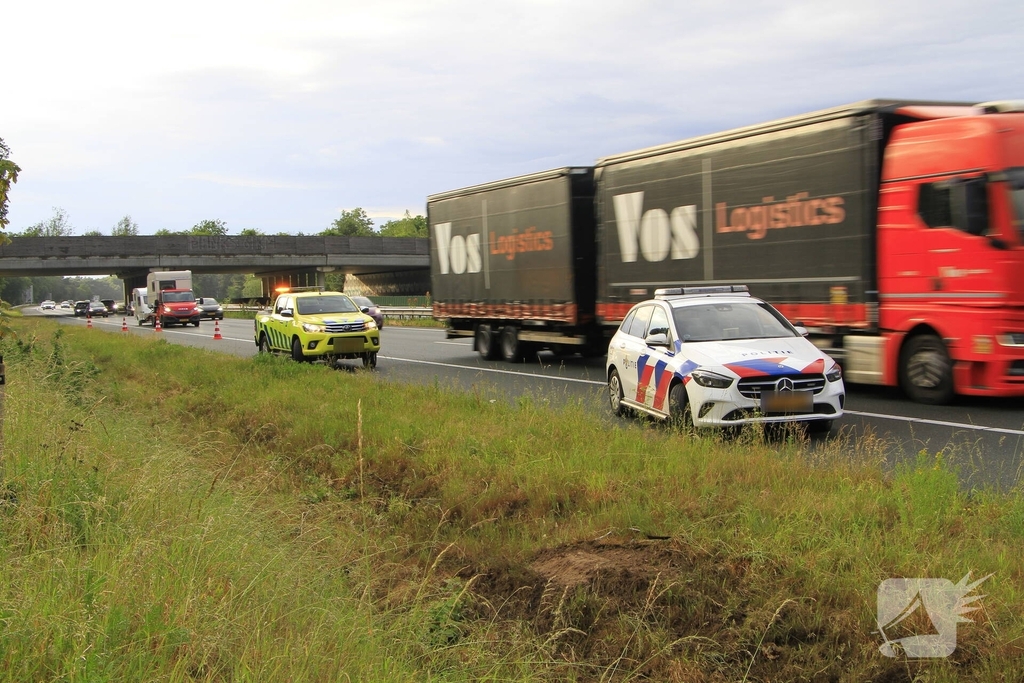 Bakwagen belandt in sloot na uit de bocht vliegen