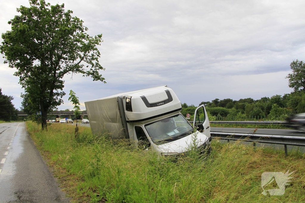 Bakwagen belandt in sloot na uit de bocht vliegen