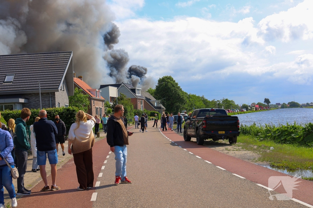 Grote rookontwikkeling en mogelijke explosie bij brand