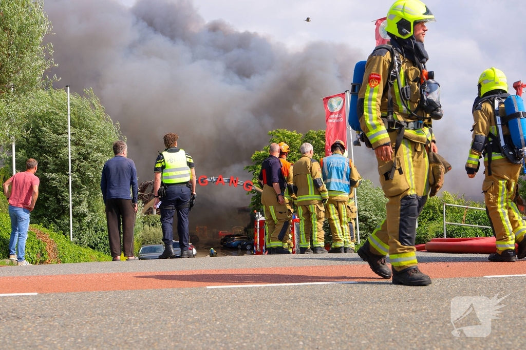 Grote rookontwikkeling en mogelijke explosie bij brand