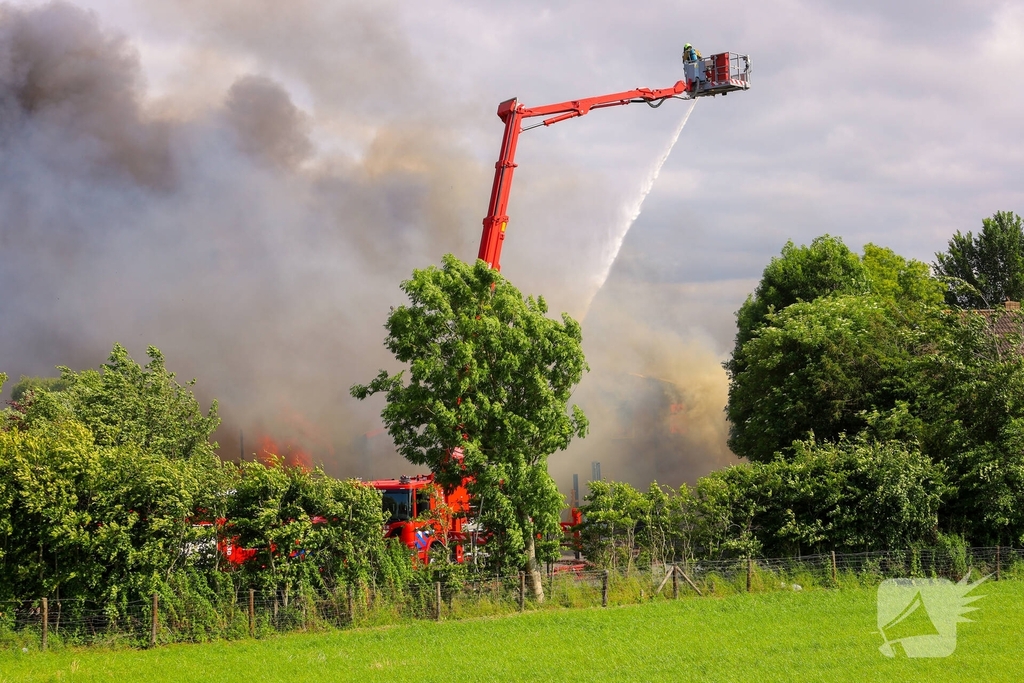 Grote rookontwikkeling en mogelijke explosie bij brand