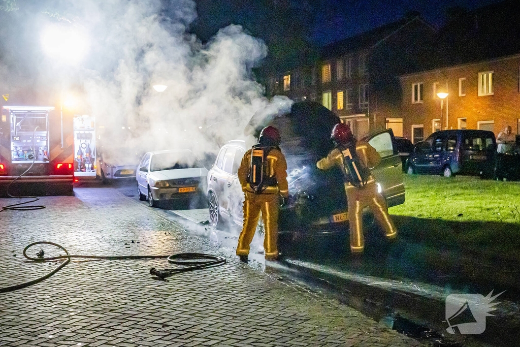 Auto volledig afgebrand door vermoedelijke brandstichting