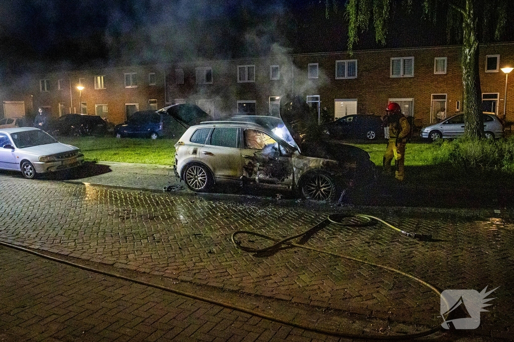 Auto volledig afgebrand door vermoedelijke brandstichting