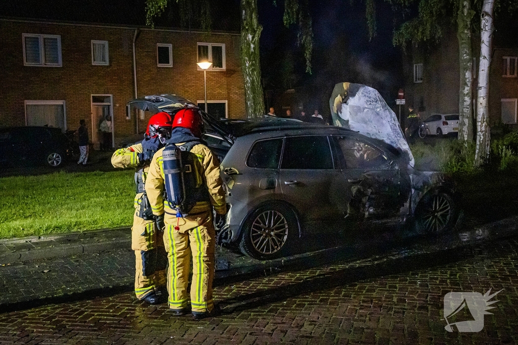 Auto volledig afgebrand door vermoedelijke brandstichting