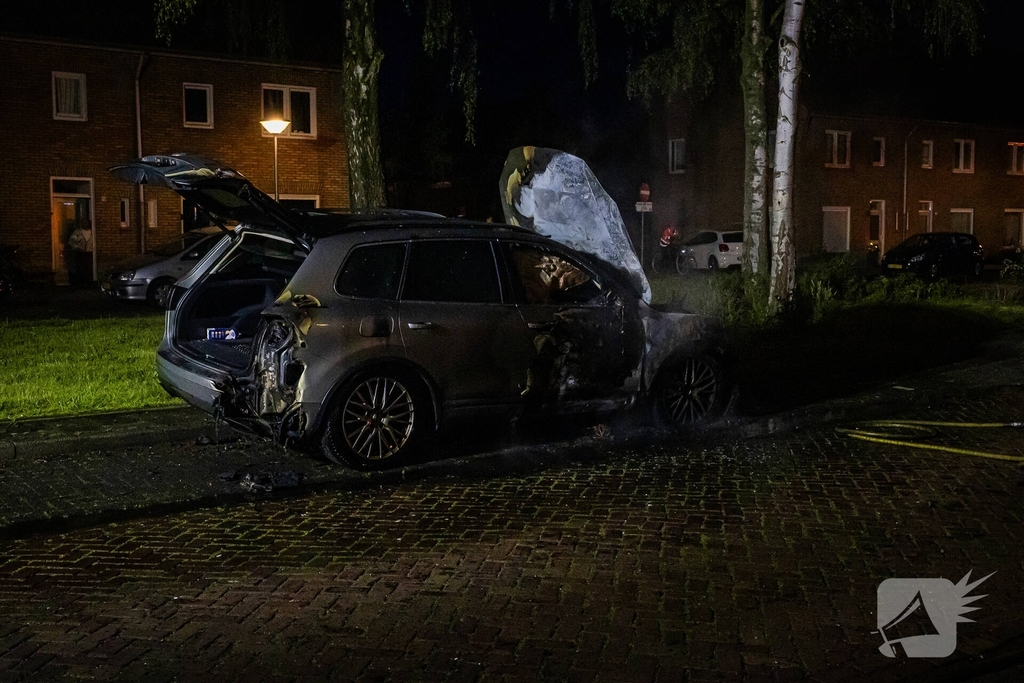 Auto volledig afgebrand door vermoedelijke brandstichting