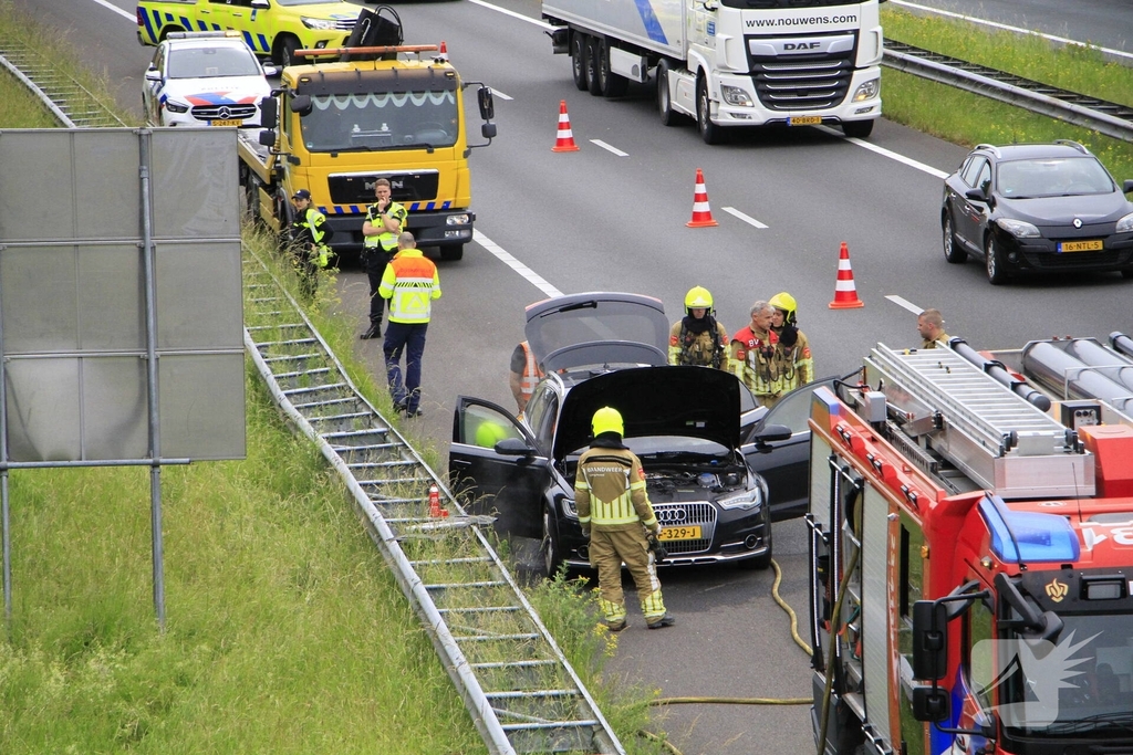 Brand in dashboard van auto op snelweg