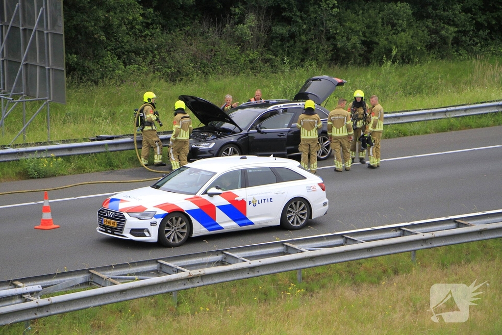 Brand in dashboard van auto op snelweg